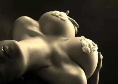 Simulación de nevada con nata fría sobre cuerpo de persona tendida y desnuda